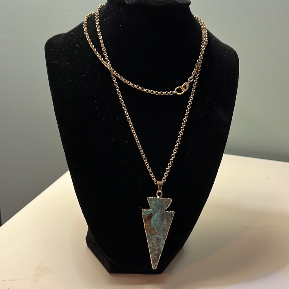 N67. Long necklace with green pendant.